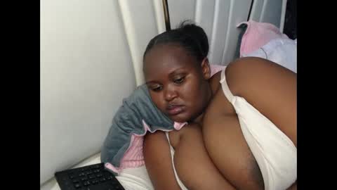 Snapshot of lunabloom01 chatting on 09-28-25, 01:05 lunabloom01 online show from 09-28-25, 01:05