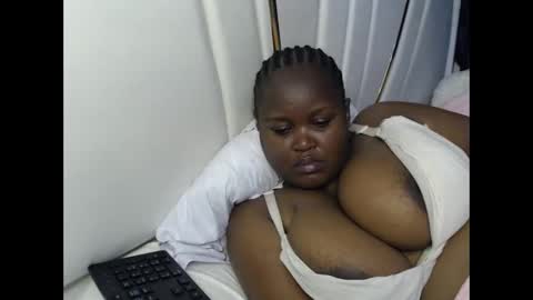 Snapshot of lunabloom01 chatting on 10-01-25, 03:07 lunabloom01 online show from 10-01-25, 03:07