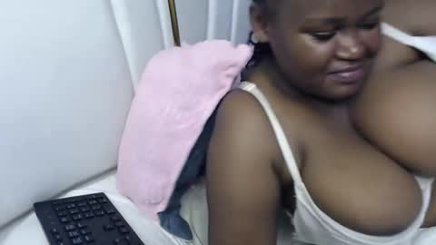 Snapshot of lunabloom01 chatting on 10-06-25, 12:35 lunabloom01 online show from 10-06-25, 12:35