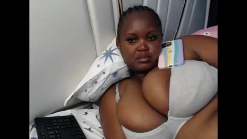 Snapshot of lunabloom01 chatting on 10-08-25, 06:05 lunabloom01 online show from 10-08-25, 06:05