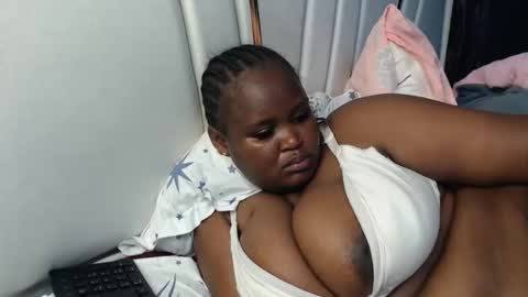 Snapshot of lunabloom01 chatting on 10-09-25, 03:43 lunabloom01 online show from 10-09-25, 03:43