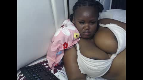 Snapshot of lunabloom01 chatting on 10-11-25, 08:40 lunabloom01 online show from 10-11-25, 08:40