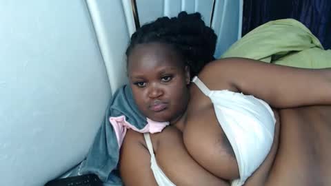 Snapshot of lunabloom01 chatting on 10-20-25, 09:48 lunabloom01 online show from 10-20-25, 09:48