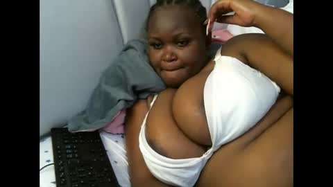 Snapshot of lunabloom01 chatting on 11-11-25, 09:15 lunabloom01 online show from 11-11-25, 09:15