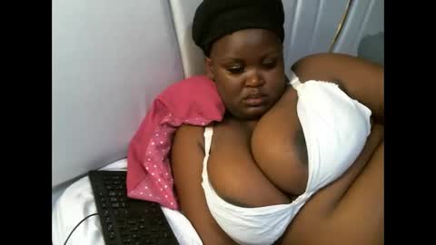 Snapshot of lunabloom01 chatting on 11-16-25, 08:47 lunabloom01 online show from 11-16-25, 08:47