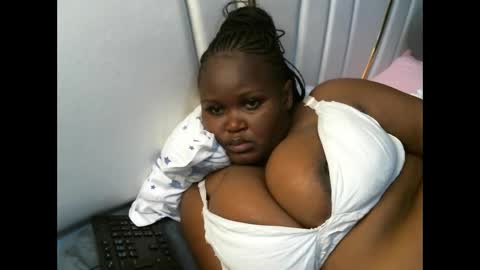 Snapshot of lunabloom01 chatting on 11-23-25, 08:19 lunabloom01 online show from 11-23-25, 08:19