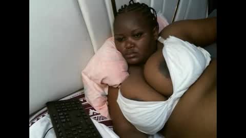 Snapshot of lunabloom01 chatting on 12-15-25, 01:21 lunabloom01 online show from 12-15-25, 01:21