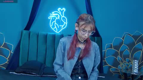 Snapshot of lunamistyc chatting on 11-27-25, 08:00 Luna online show from 11-27-25, 08:00