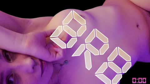 Snapshot of lunaoddity chatting on 01-14-25, 10:55 Luna online show from 01-14-25, 10:55