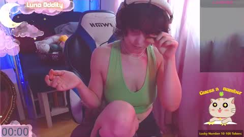 Snapshot of lunaoddity chatting on 10-07-25, 12:35 Luna online show from 10-07-25, 12:35