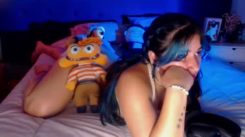 Snapshot of lunapalmer01 chatting on 06-11-26, 04:27 Julieth online show from 06-11-26, 04:27