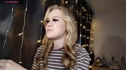 lunapeony online show from 12-16-25, 06:51