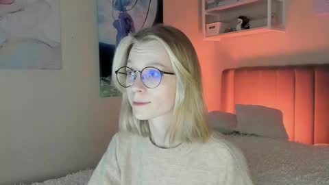 Snapshot of lunar_sofia chatting on 10-28-25, 01:36 Sofia online show from 10-28-25, 01:36