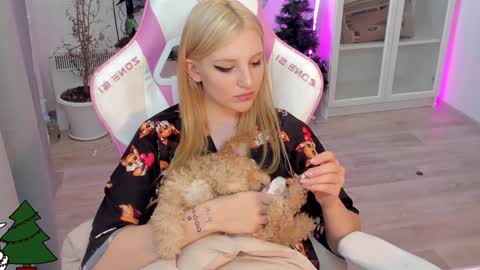 Snapshot of lunatale chatting on 12-27-24, 06:14 Kate online show from 12-27-24, 06:14