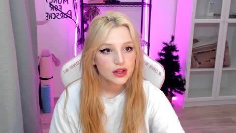 Snapshot of lunatale chatting on 01-08-25, 02:57 Kate online show from 01-08-25, 02:57