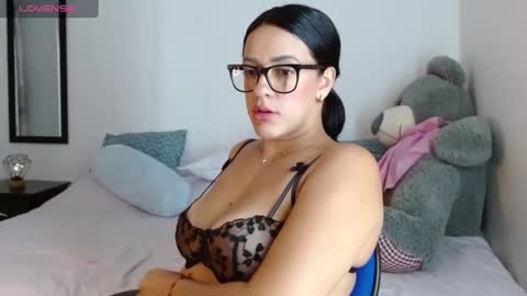 Snapshot of lunayois02 chatting on 09-19-25, 03:30 lunayois02 online show from 09-19-25, 03:30