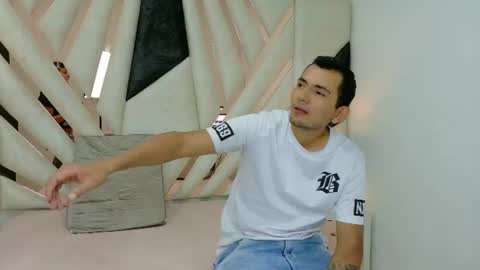 Snapshot of lunaysebastian chatting on 06-26-26, 02:10 Luna y Sebastian online show from 06-26-26, 02:10
