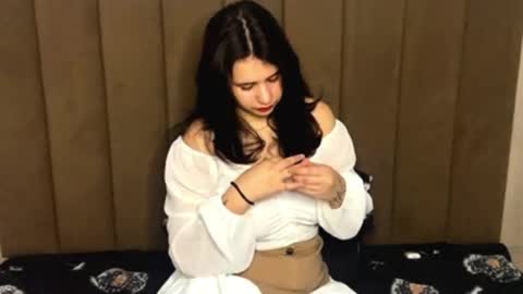 Lora online show from 04-04-26, 11:08