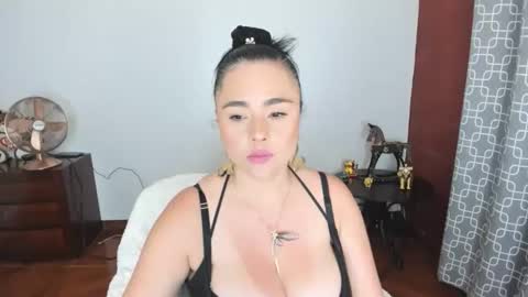 Snapshot of luscious86 chatting on 05-25-26, 10:49 PAULINA online show from 05-25-26, 10:49