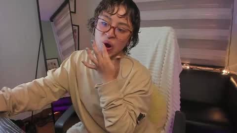 Snapshot of lusiana__ chatting on 05-12-26, 12:35 Luci online show from 05-12-26, 12:35