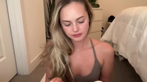 Snapshot of luvaimee chatting on 12-01-25, 03:00 Aimee online show from 12-01-25, 03:00