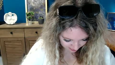 Snapshot of luxdonna chatting on 05-28-26, 06:43 Donna online show from 05-28-26, 06:43