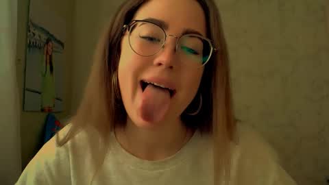 Snapshot of luxie_queen chatting on 04-19-26, 03:33 Katie online show from 04-19-26, 03:33