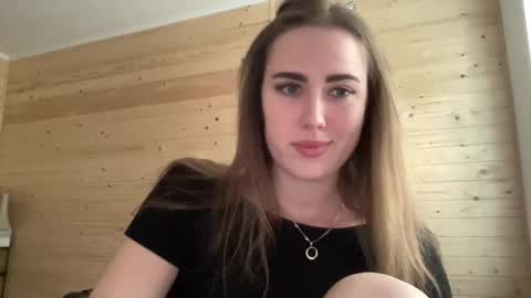 Snapshot of luxie_queen chatting on 05-21-26, 04:03 Katie online show from 05-21-26, 04:03