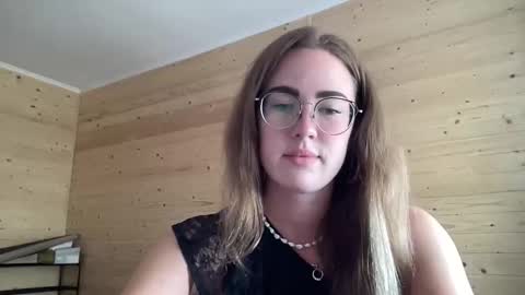 Snapshot of luxie_queen chatting on 06-10-26, 10:58 Katie online show from 06-10-26, 10:58