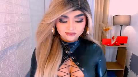 Snapshot of luxsasha chatting on 10-16-25, 08:15 Sasha Blaire online show from 10-16-25, 08:15