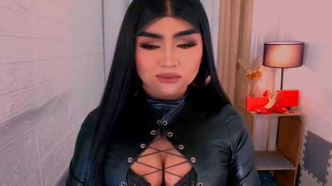 Snapshot of luxsasha chatting on 10-28-25, 07:23 Sasha Blaire online show from 10-28-25, 07:23