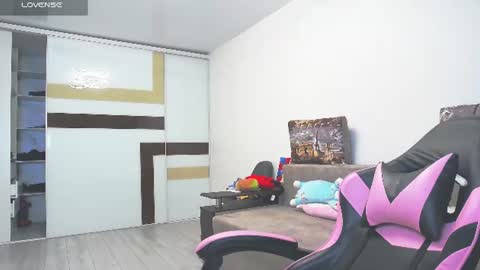 Snapshot of luxuryalma18 chatting on 06-19-26, 07:06 Alma online show from 06-19-26, 07:06
