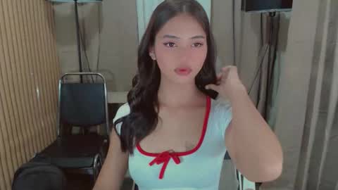 Snapshot of lykaloops chatting on 05-17-26, 05:31 LYKA LOOPS online show from 05-17-26, 05:31