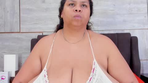 Snapshot of lynn_and_esteban chatting on 01-15-25, 07:05 Lynn jonnes online show from 01-15-25, 07:05