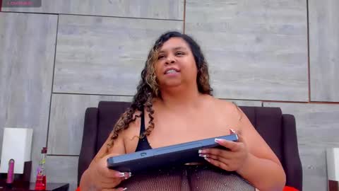 Snapshot of lynn_and_esteban chatting on 03-01-25, 09:15 Lynn jonnes online show from 03-01-25, 09:15