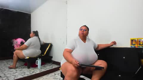 Snapshot of lynn_and_esteban chatting on 07-17-26, 02:51 Lynn jonnes online show from 07-17-26, 02:51