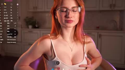Snapshot of lynnalltop chatting on 05-07-26, 04:18 Natasha online show from 05-07-26, 04:18