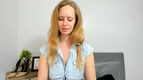 Snapshot of lyrafantasy chatting on 09-29-25, 06:51 Lura online show from 09-29-25, 06:51