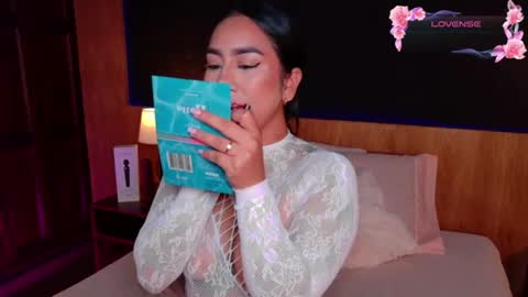 Snapshot of maaluuh chatting on 06-25-26, 10:31 Malu Lopez online show from 06-25-26, 10:31