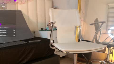 Snapshot of mackenize chatting on 09-09-25, 11:15 Carolina online show from 09-09-25, 11:15