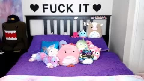 Snapshot of mackenziewolfe chatting on 12-14-25, 04:40 Mackenzie Wolfe online show from 12-14-25, 04:40