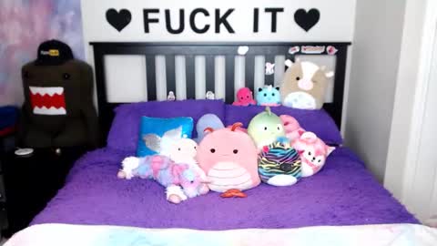 Snapshot of mackenziewolfe chatting on 12-20-25, 05:58 Mackenzie Wolfe online show from 12-20-25, 05:58