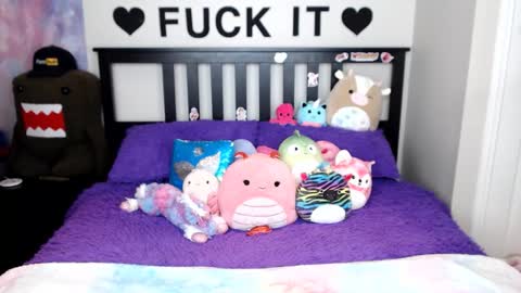 Snapshot of mackenziewolfe chatting on 12-23-25, 05:27 Mackenzie Wolfe online show from 12-23-25, 05:27