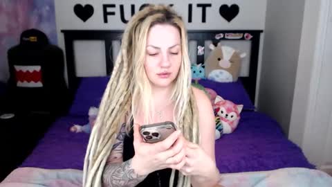 Snapshot of mackenziewolfe chatting on 01-08-26, 04:48 Mackenzie Wolfe online show from 01-08-26, 04:48