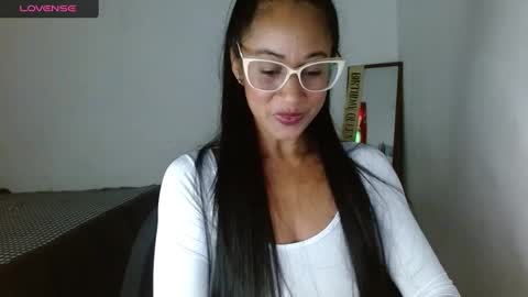 Snapshot of madam_klauss chatting on 02-09-25, 09:28 EMILY online show from 02-09-25, 09:28