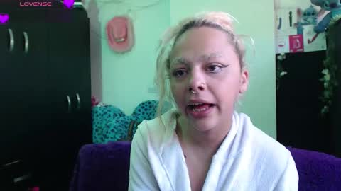 Snapshot of maddiie_and_clyde chatting on 01-18-26, 03:27 maddiie and clyde online show from 01-18-26, 03:27