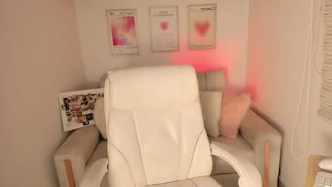 Snapshot of maddy_bronw chatting on 04-21-26, 01:42 Maddy online show from 04-21-26, 01:42