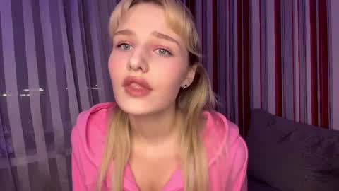 Snapshot of maddy_lovell chatting on 03-31-26, 03:56 Maddy online show from 03-31-26, 03:56