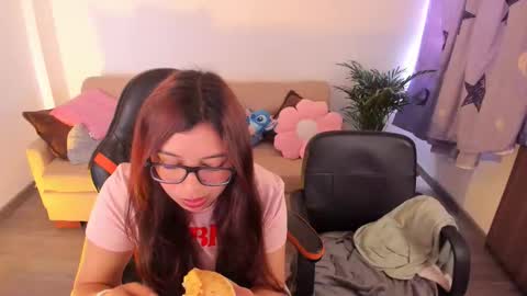 Snapshot of madelaine_taylor chatting on 11-22-25, 03:22 madelaine_taylor online show from 11-22-25, 03:22