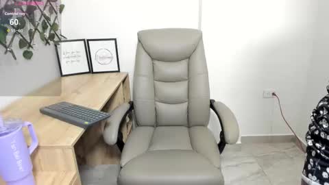 Snapshot of madeleine_w chatting on 11-27-25, 12:46 Madeleine online show from 11-27-25, 12:46